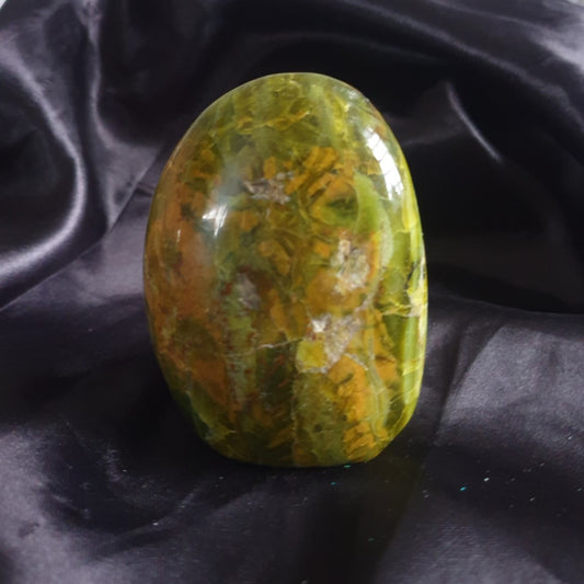 Green Opal Standing Free Form 331g